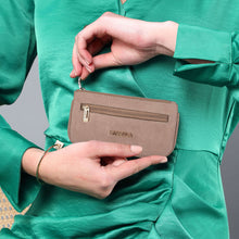 Load image into Gallery viewer, Sassora Genuine Leather Unisex Beige Key Case